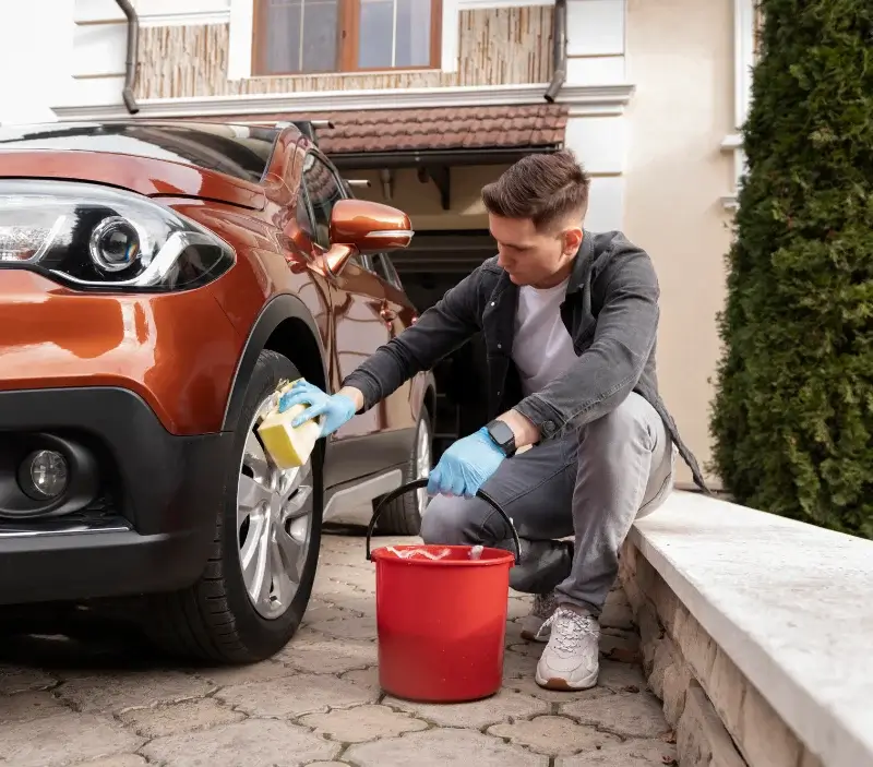 Lavage auto à domicile Bousse : professionnel intervenant sur un véhicule